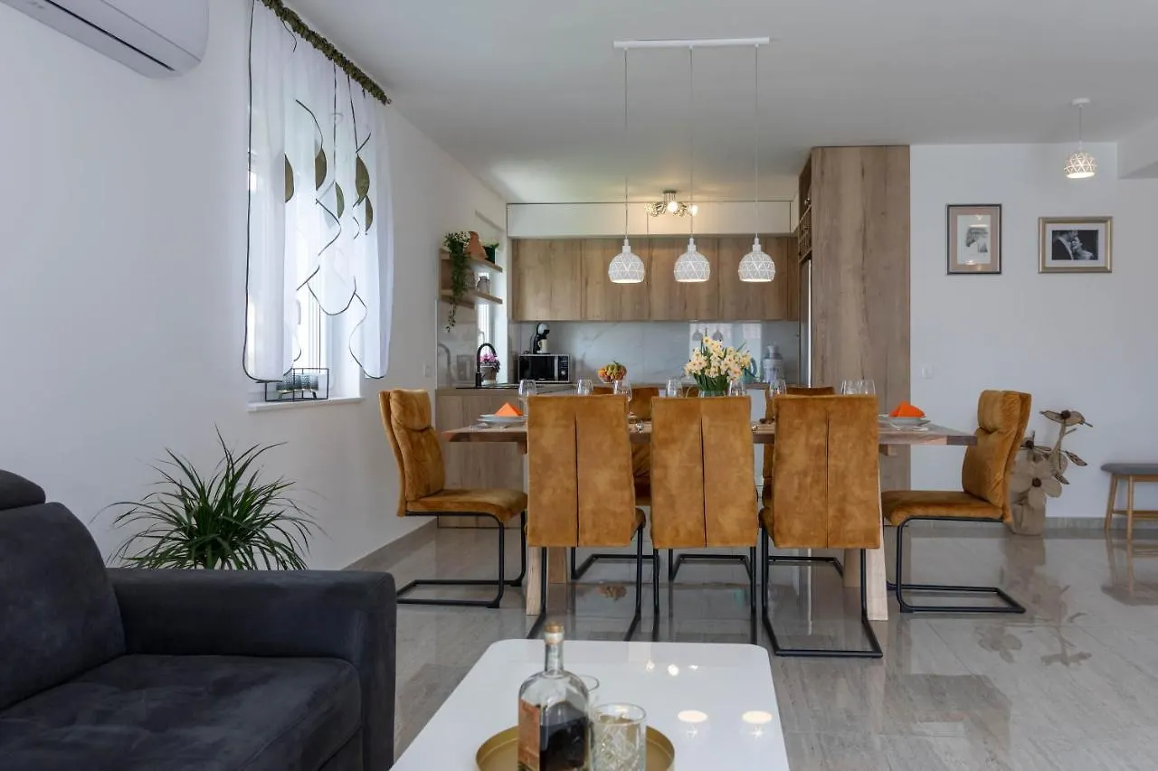 Luxury Apartment With Terrace Castel Kastela Croatia