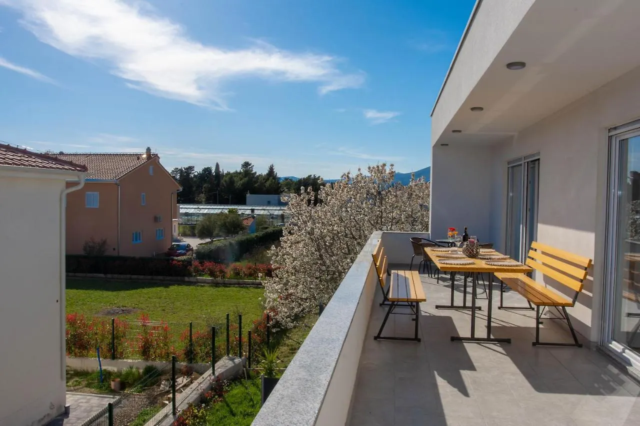 Luxury Apartment With Terrace Castel Kaštela